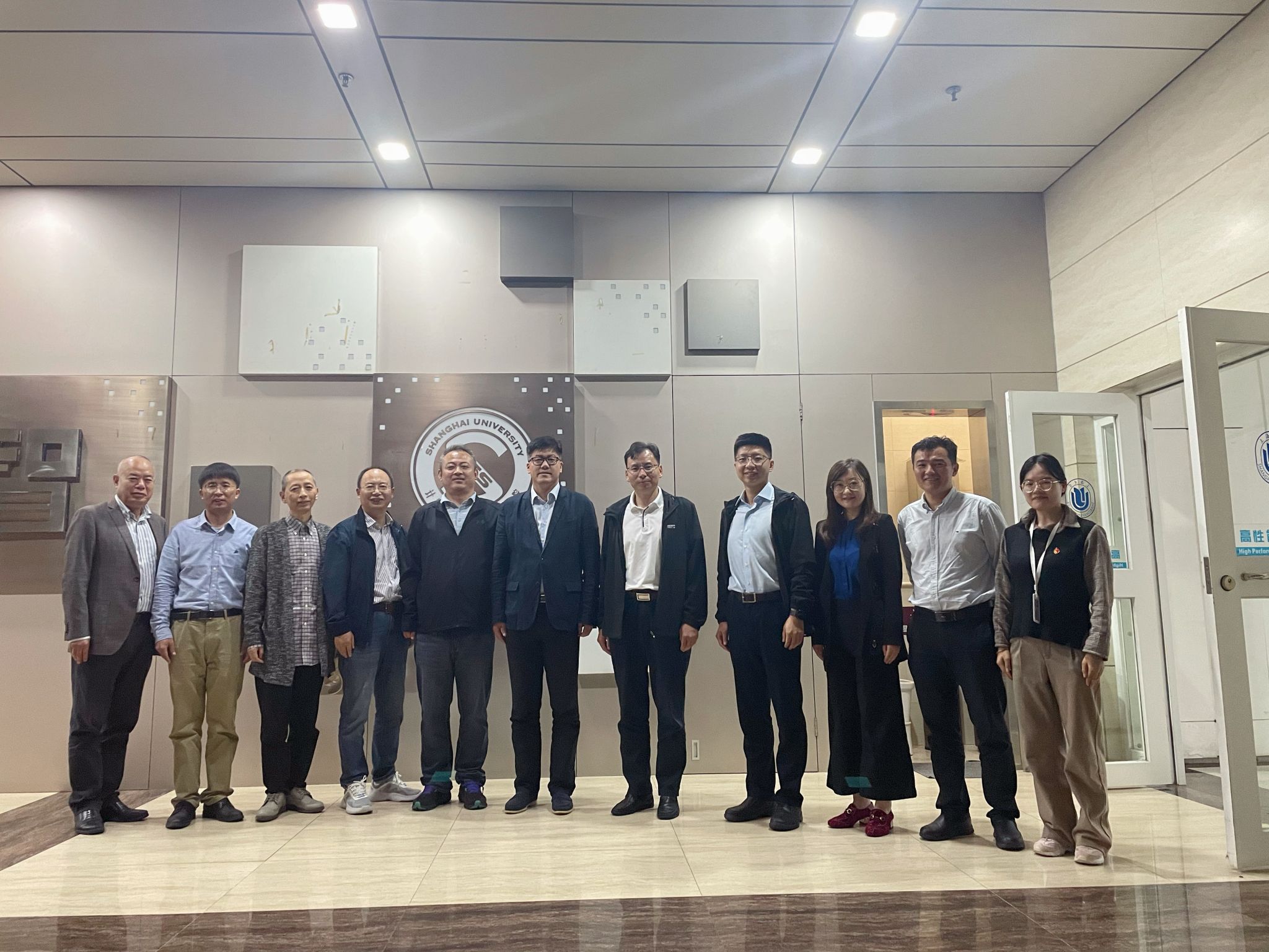 一楼大厅合照.jpg 一楼大厅合照.jpg