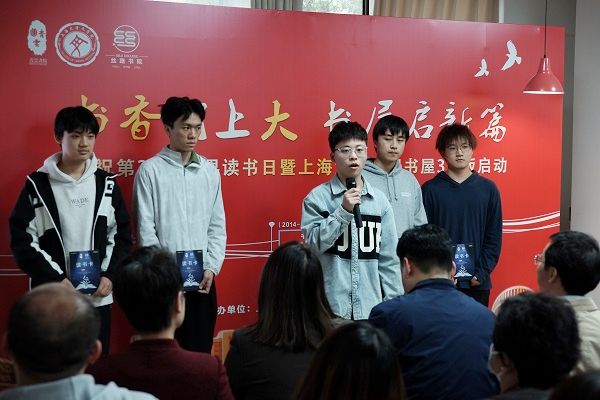 代表学生发言.jpg 代表学生发言.jpg